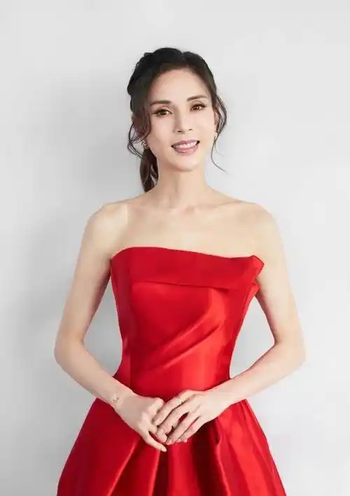 "最美小龙女"李若彤:年过半百依旧孤身一人,却活成了20岁少女_时候