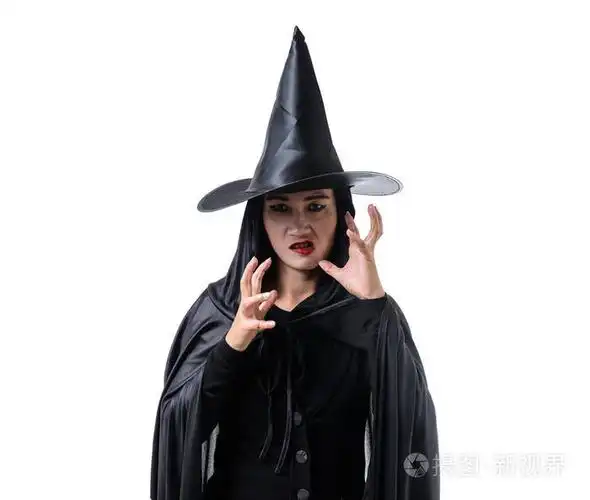 在黑色可怕的女巫万圣节服装的肖像站在白色背景的帽