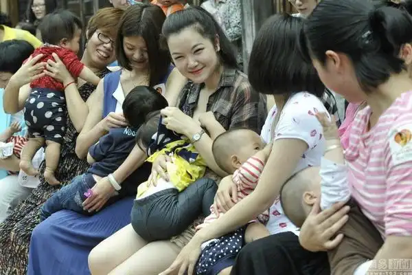 多位妙龄辣妈当街坦胸哺乳衣着清凉组图