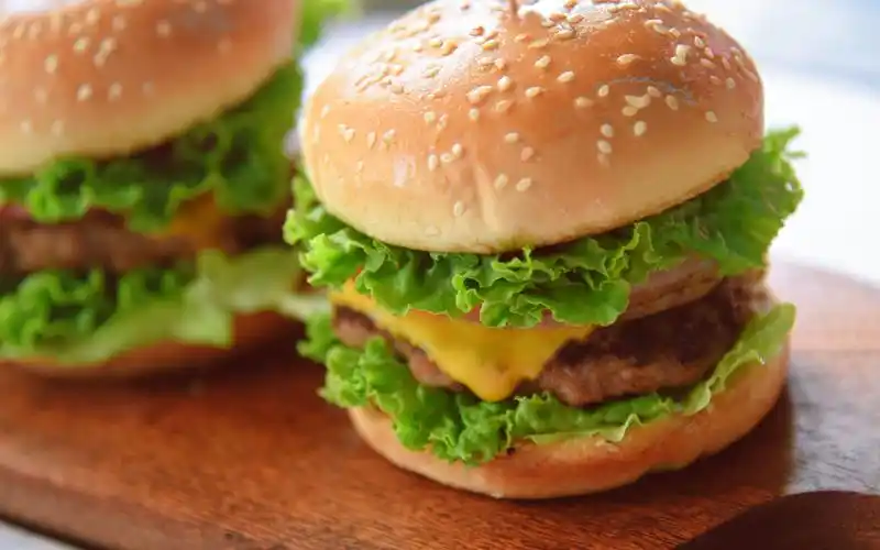 巨无霸 手工牛肉汉堡 有肉又有菜营养搭配健康美味