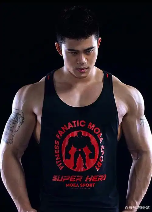 男,90后的男生,看上去更显成熟稳重,大块的胸肌更加凸显男子汉形象,像