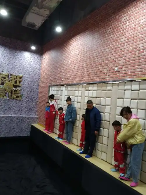 这是进入"悬崖密室"的第二组成员,彭老师和我外孙在第二组的第一小组.