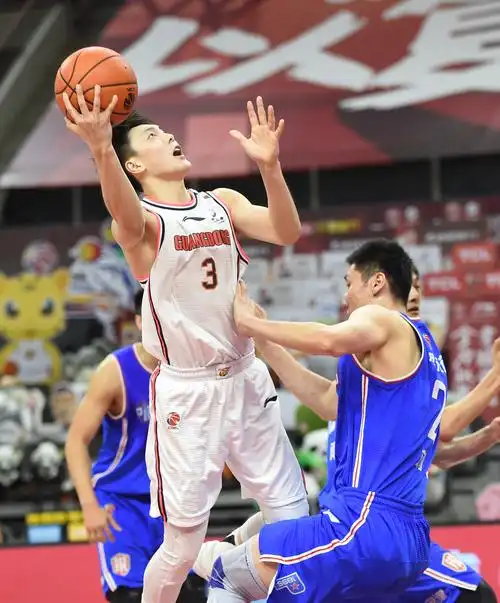 6月29日,广东东莞银行队球员胡明轩(中)在比赛中上篮.