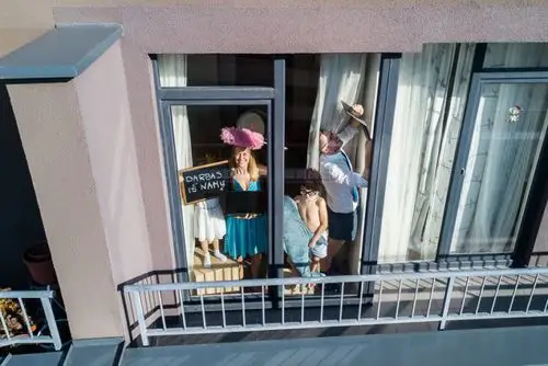 我用无人机通过窗户拍摄了自我隔离家庭的肖像