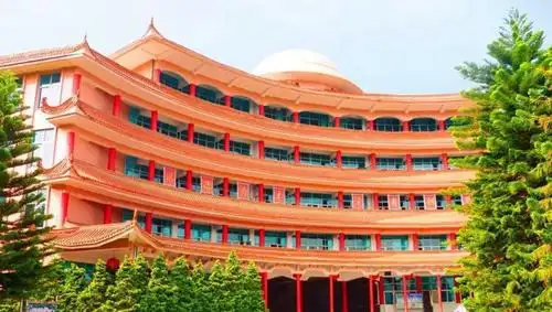 兴义市第八中学概况贵州醇酒厂投资的兴义八中创办于1996年,办学之初