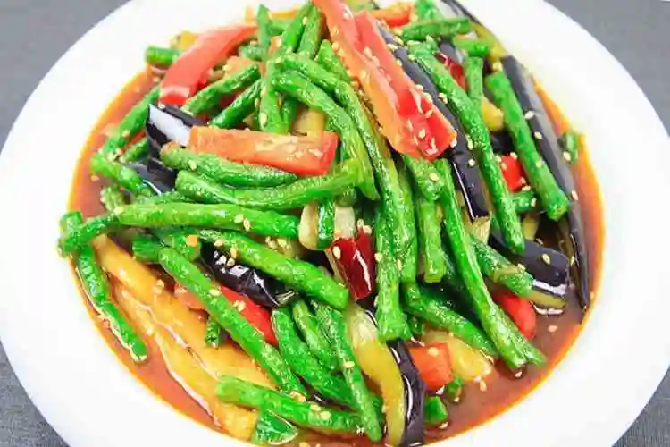 茄子最好不要去皮,这样更有营养,还能减少吸油量;长豆角一把,也就是