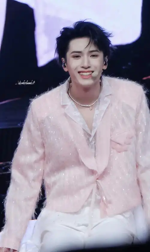 严浩翔超话#严浩翔叁重楼暨出道四周年演唱会#a:皮卡丘b:太上老君当然