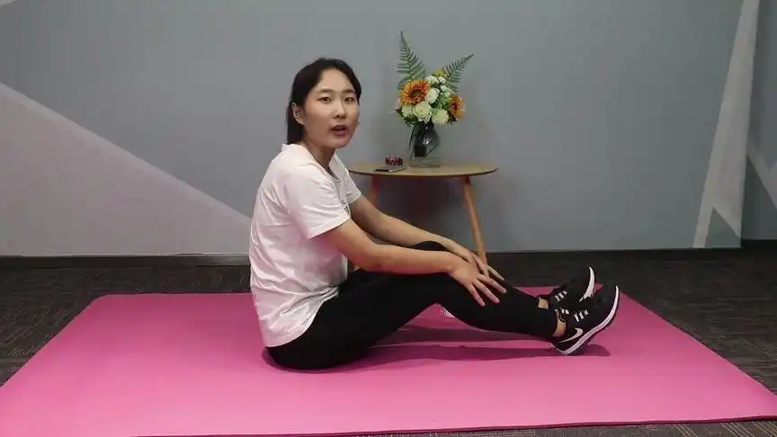 瘦身小课堂,教你做坐姿抬腿动作