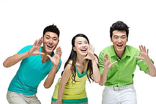 棚拍时尚青年们兴奋地喊