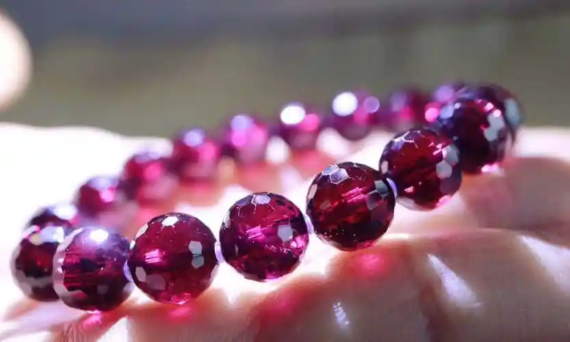 石榴石的功效与作用女人长期佩戴石榴石的好处
