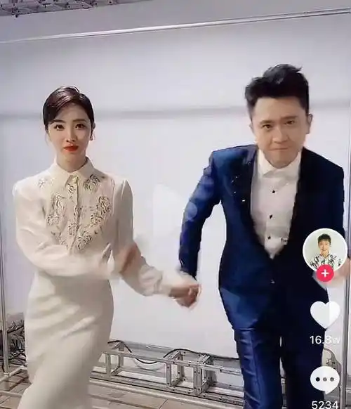 央视知名主持人,和妻子结婚10年至今恩爱如初,一家四口其乐融融_杨帆