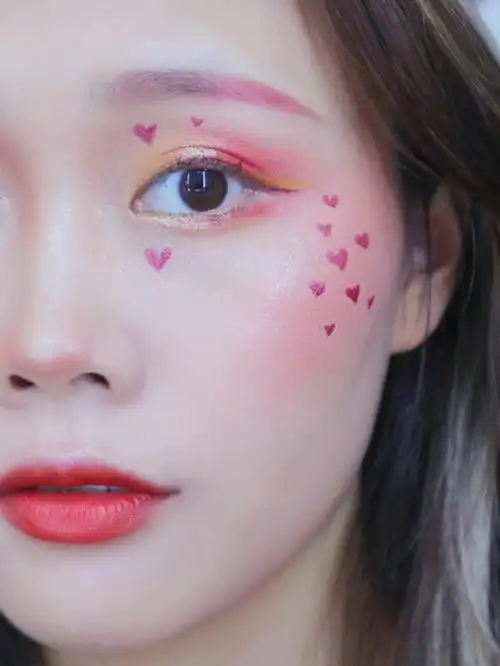 炒鸡适合约会的粉红桃花妆,全系选用粉色调,眼影部分稍微叠加了一些