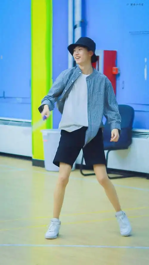 马嘉祺夏天到了短裤安排起来吧