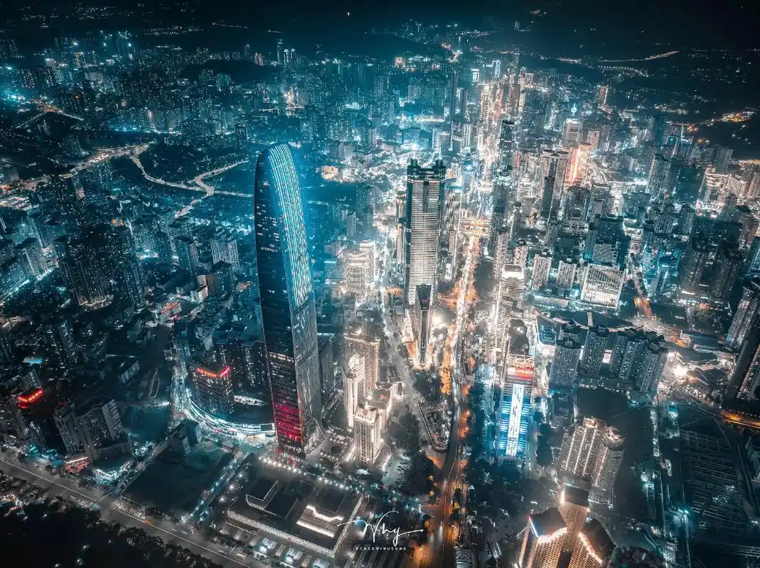 这里的人们似乎很喜欢高楼大厦.#城市风光 #摄影 #地标建筑 - 抖音