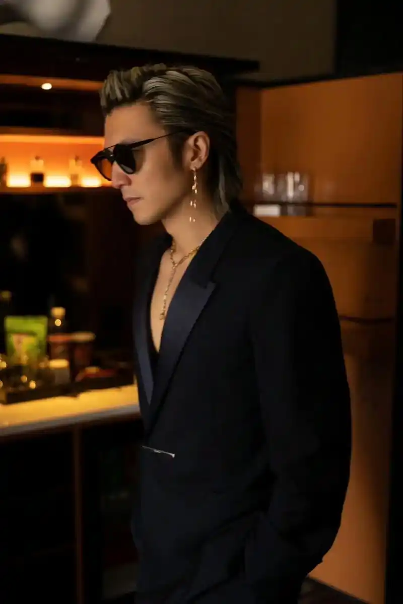 新发型#谢霆锋灰发真空西装造型 - 抖音