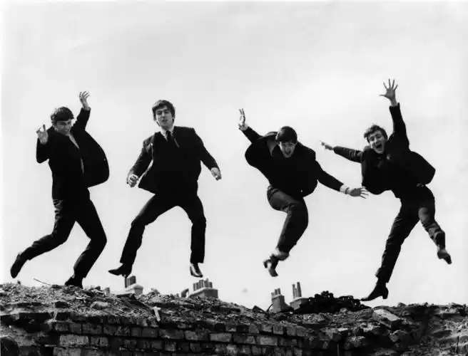 wat klopt er niet op deze foto van the beatles?