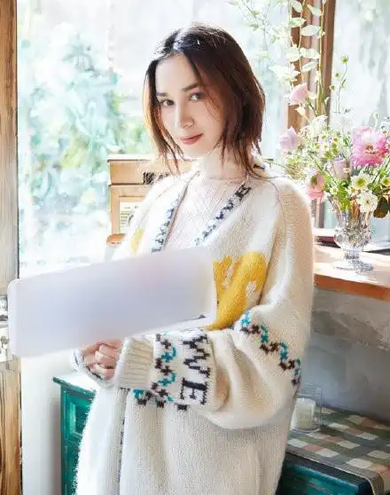 韩庚女友卢靖姗最新写真曝光,高级混血脸尽显优雅大气