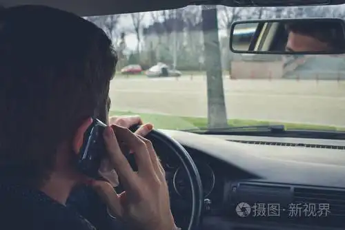 开车时使用智能手机的帅哥