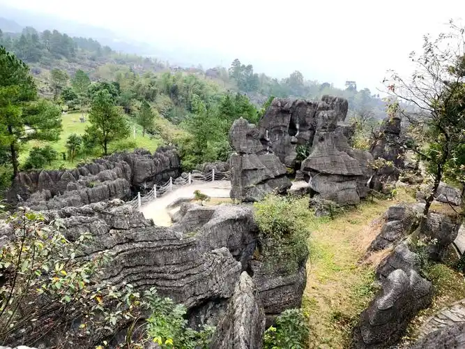 万盛龙鳞石海风光