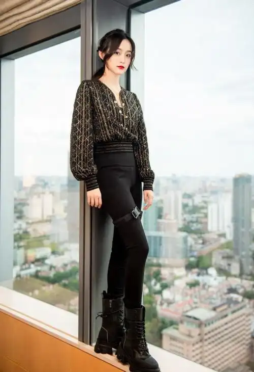 霸气何泓姗踩窗台上拍照,闪金上衣黑色长裤炫酷,超长美腿撩人