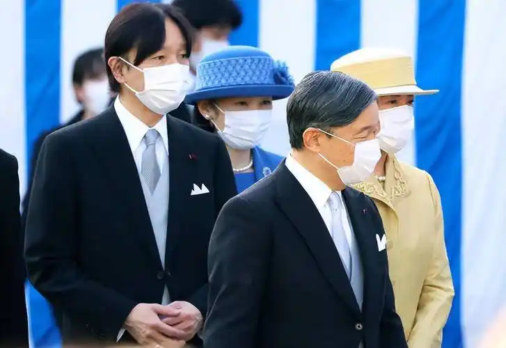 雅子皇后一身嫩黄套装好美,纪子妃蓝裙抢了风头_天皇_帽子_显得