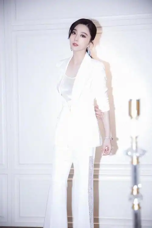 范冰冰扎起奶奶灰高马尾好自信把皮裤穿出新高度全靠气质在撑