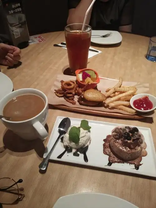 姐妹一起在必胜客喝下午茶和其他地方聚会