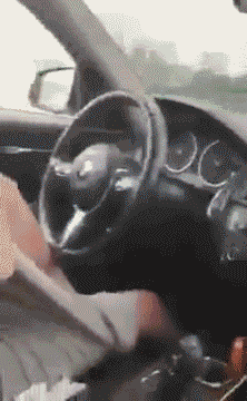 搞笑gif姑娘就为了个座位你这样不合适吧