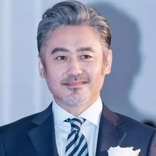 原创吴秀波近照曝光头发花白似花甲老人低调做慈善仍复出无望