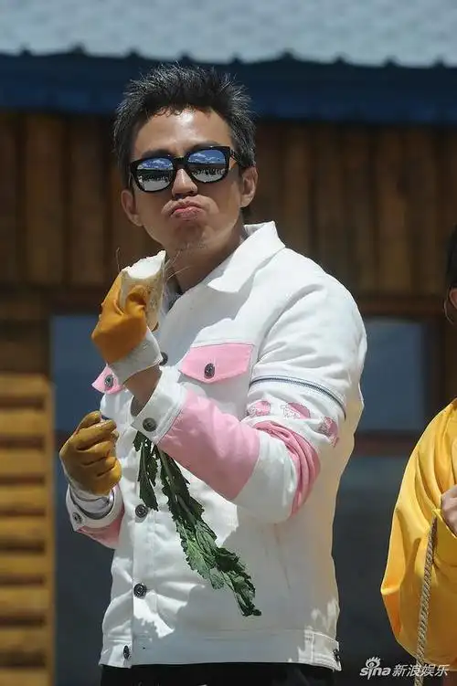 《跑男》邓超"娇弱"无力拔萝卜演技爆棚