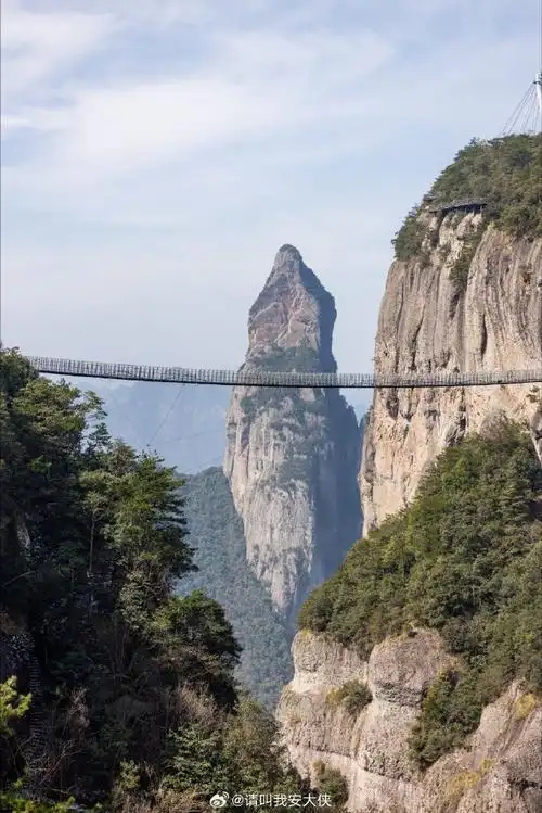 市仙居县的神仙居景区是国家5a级景区,要配得上这个名字,有壮丽风景