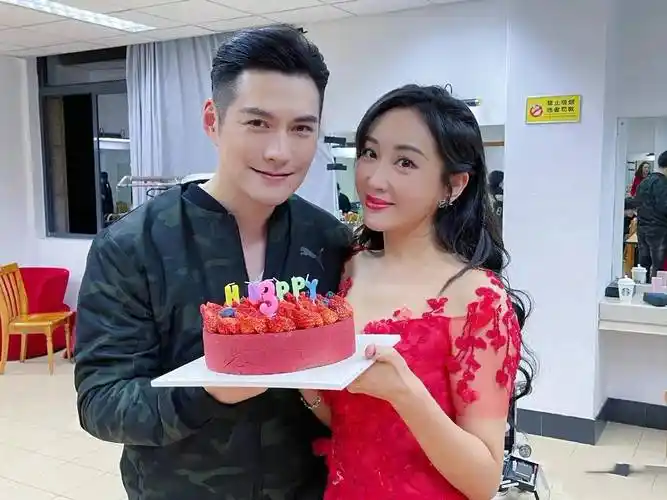 不得不说这次严屹宽真的抢了老婆的风头了,身穿迷彩夹克留大背头型,真