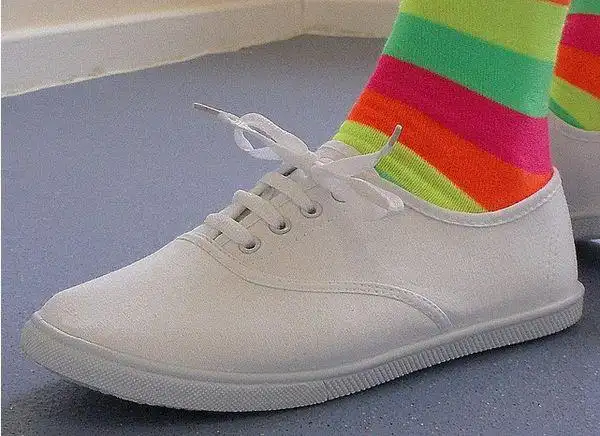 80后穿的那种白色帆布鞋哪里有卖呀?突然好想念穿那样的小白鞋 呵呵