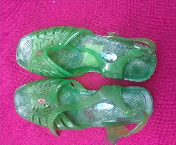 18,塑料凉鞋,看到这个凉鞋图片,感觉一下回到小时候,我的坏了 我爸用