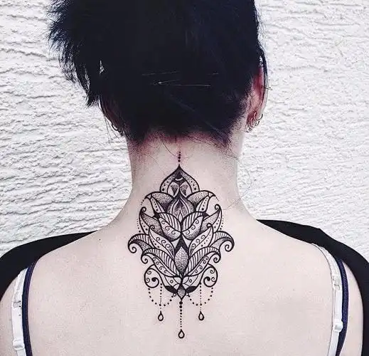 红发美女后颈部几何图案纹身10