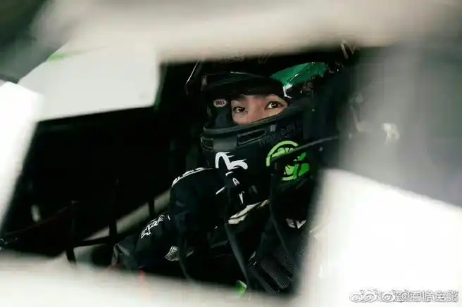 王一博戴头盔眼神对比