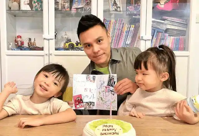 皮肤光滑少女感十足,两女儿大眼睛抢镜|郭可颂|素颜_网易订阅