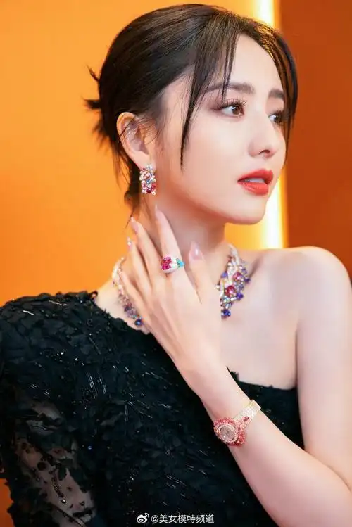 佟丽娅红唇黑裙高贵优雅