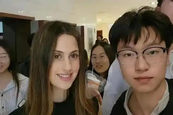 叙利亚第一夫人阿斯玛,尽管已经育有三个娃,但依然保持着年轻活力的