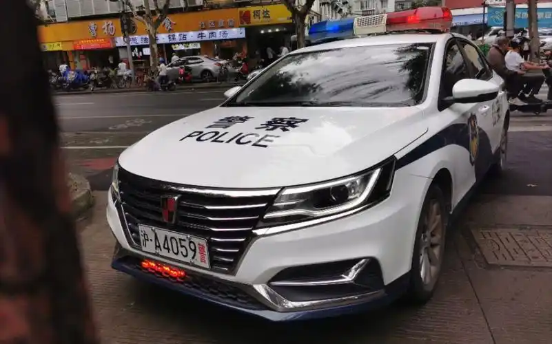 荣威ei6警车后窗爆闪