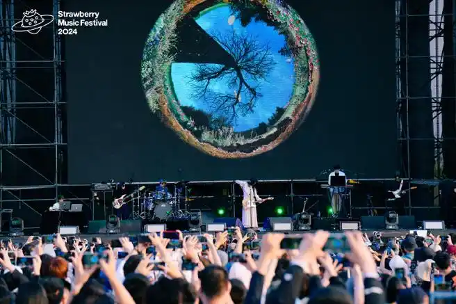 时隔十年再登北京草莓音乐节,她带着缓缓《小船》登场