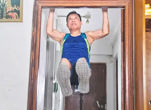 【城事 | 82岁钟南山"秀肌肉",一口气10个引体向上!