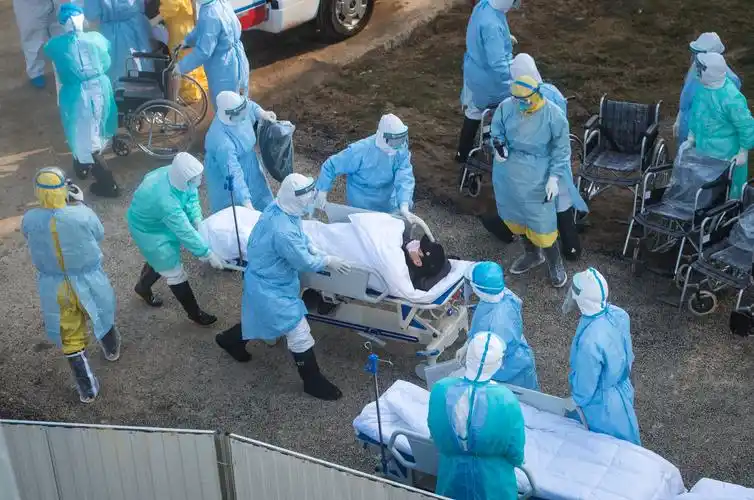 2月4日,医护人员将患者送往病房.↑2月4日,医护人员将患者送往病. .