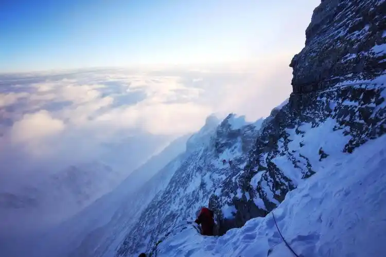 2020珠峰高程测量登山队成功登顶世界第一高峰珠穆朗玛峰