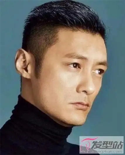 男生两边剃掉中间留长 铲青头发型最显男生帅气阳光