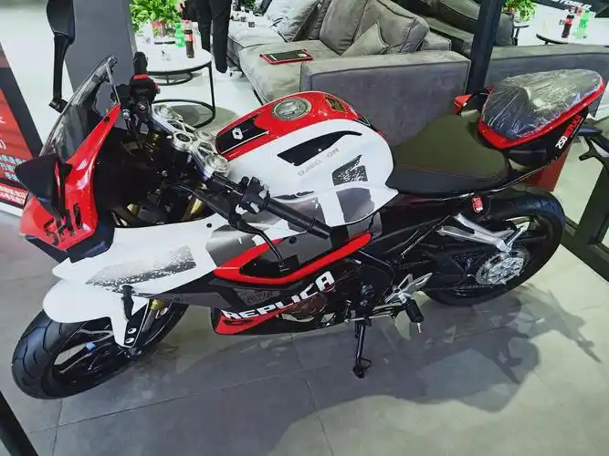 在众多摩托车型中,仿赛摩托因为拥有出色的动力和高颜值的外观,一直