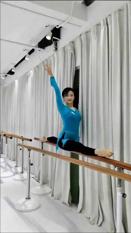 专业一字马表演精彩好看,舞蹈老师的才艺值得点赞!