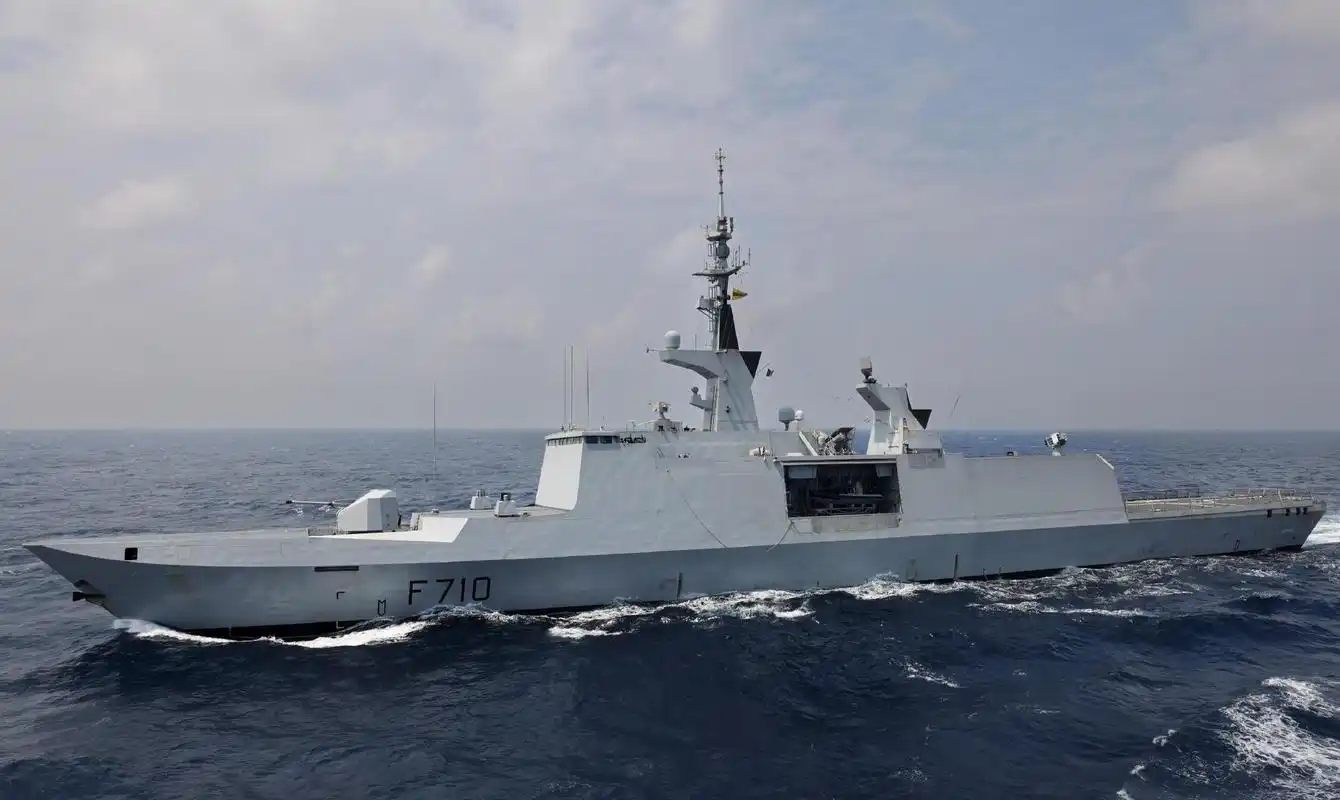 法国海军的拉斐特级隐形导弹护卫舰,这是上世纪90年代的明星战舰,今天