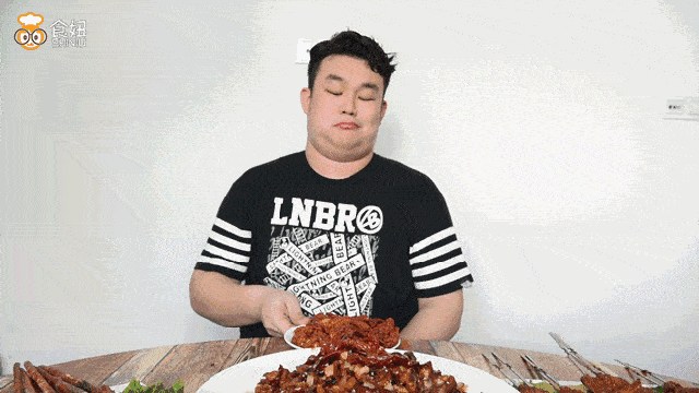 强迫朋友吃一个小角,辣到狰狞的表情都让人觉得 残暴.