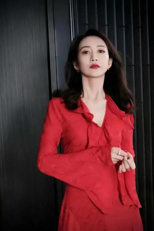 42 岁王鸥"腰"精上线!一袭红裙摇曳生姿,v 领开叉勾勒s曲线